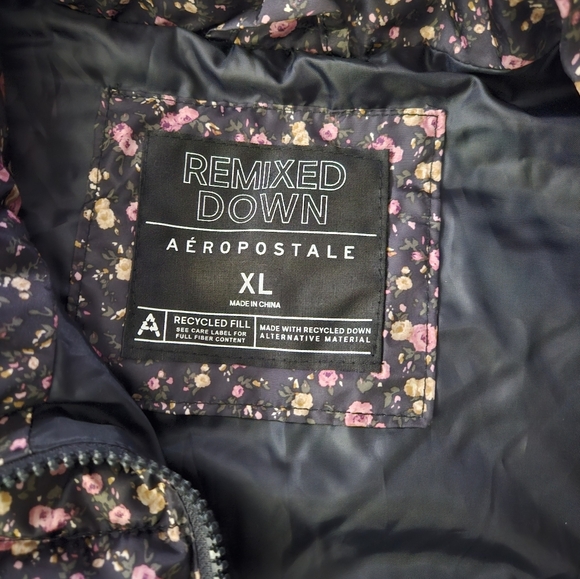 AEROPOSTALE Remixed Down Floral Puffer Vest. Size XL - Picture 3 of 5